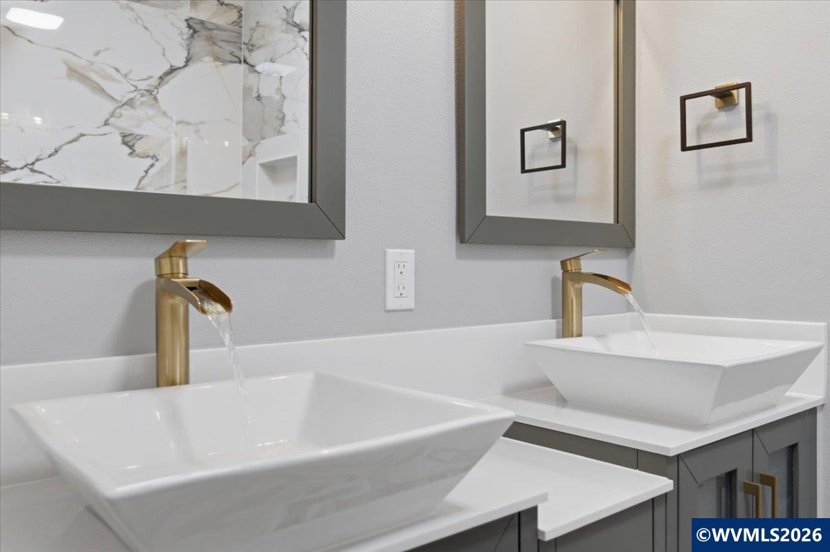 28411 Liberty Road Sweet Home, OR 97386 - Photo 42 of 50 a bathroom with a sink and a bathtub