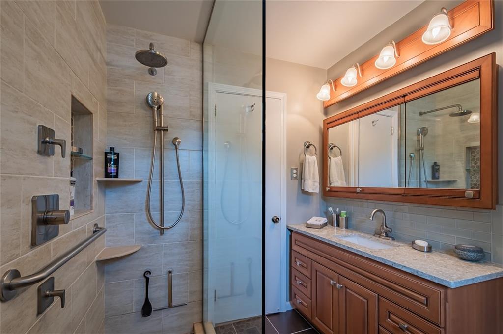 704 Pinoak Road Pittsburgh, PA 15243 - Photo 18 of 25 Gallery Image 18