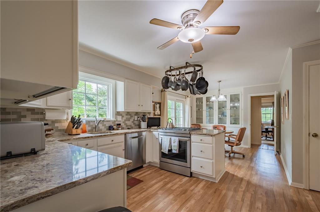 704 Pinoak Road Pittsburgh, PA 15243 - Photo 7 of 25 Large, updated eat-in kitchen...