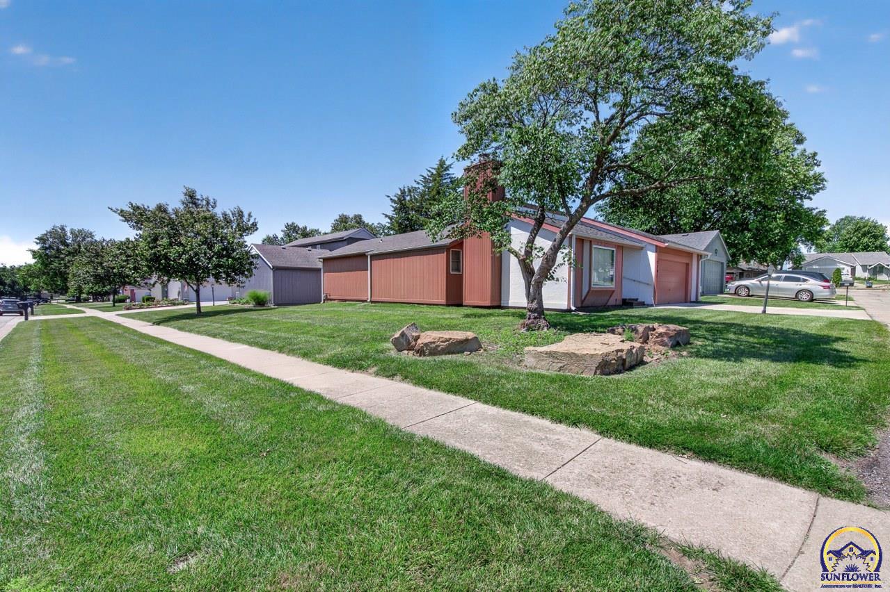 5701 Southwest Arrowhead Court Topeka, KS 66614 - Photo 4 of 36