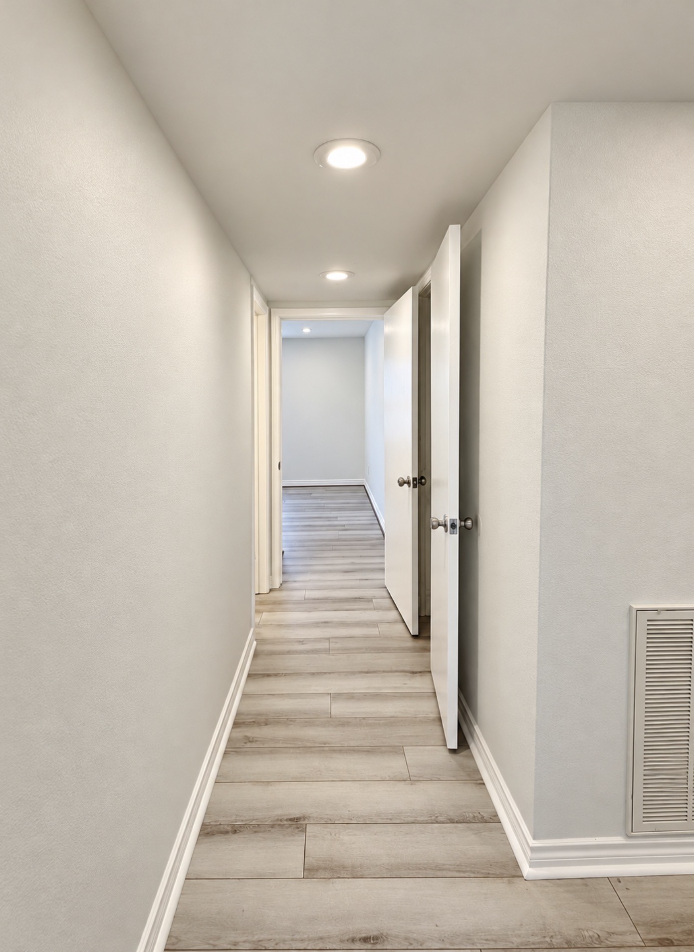 9616 Long Point Road, Unit 63 Houston, TX 77055 - Photo 11 of 18 Hallway from the primary bedroom to the secondary bedroom