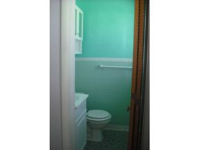 305 Hemlock Road Bristol, TN 37620 - Photo 11 of 16 Half Bath