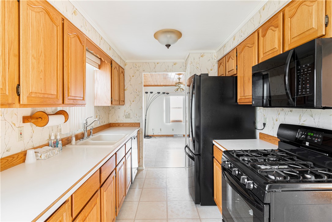66 Bayberry Road Woonsocket, RI 02895 - Photo 3 of 32