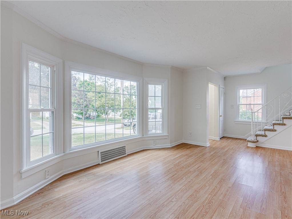 1085 Woodview Road Cleveland, OH 44121 - Photo 3 of 30