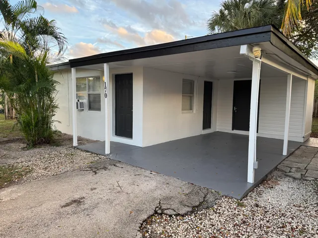 a view of a fence yard
