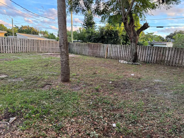 $1,800 | 170 Loquat Tree Drive, Lake Worth, FL 33462