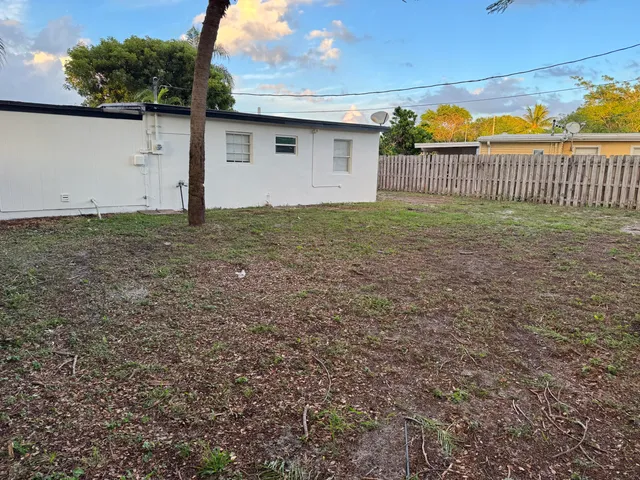 $1,800 | 170 Loquat Tree Drive, Lake Worth, FL 33462