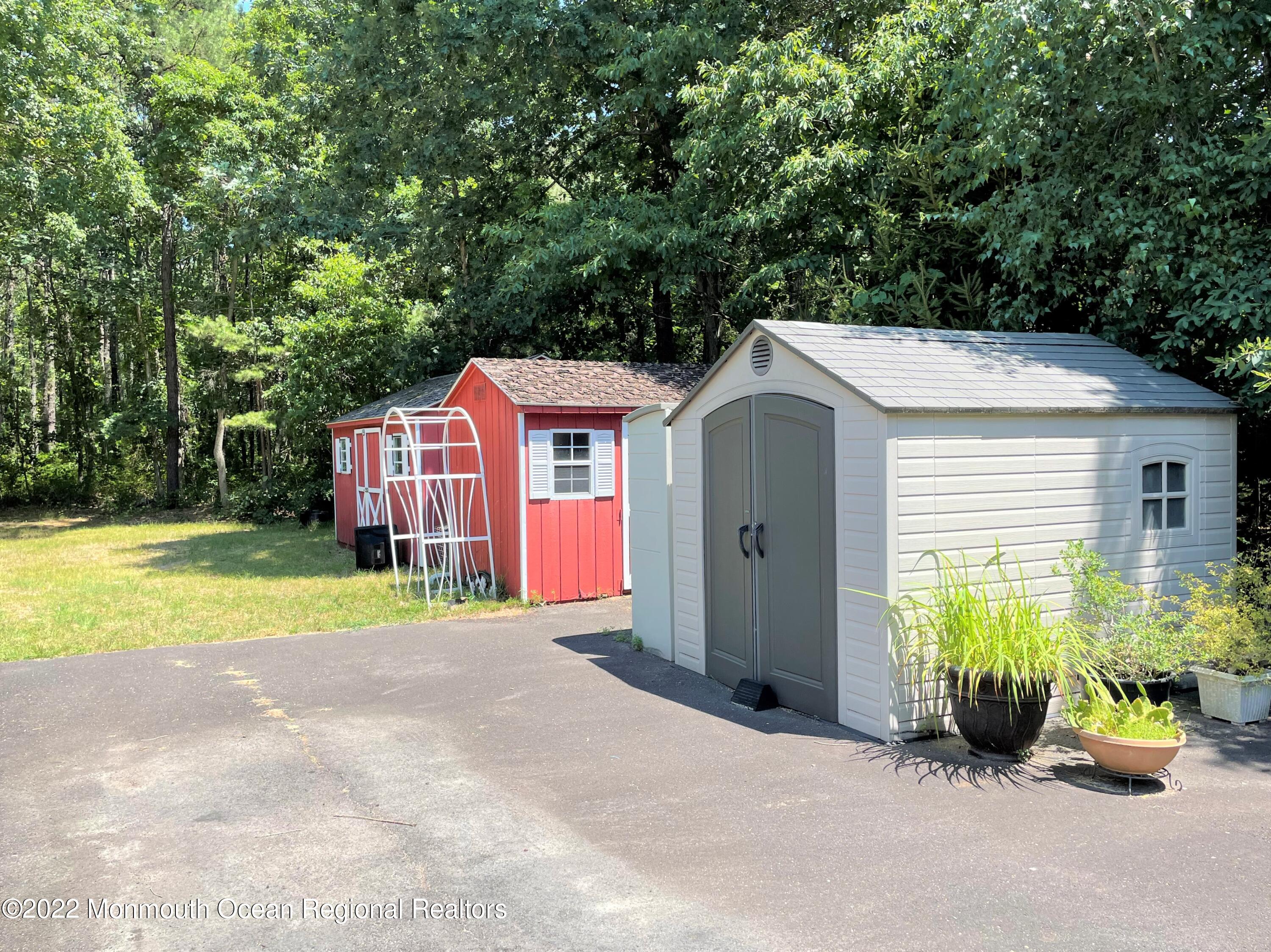 100 Richter Road Jackson, NJ 08527 - Photo 3 of 5 100 Richter - Sideyard 1