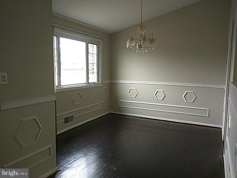 3325 Fieldview Road Baltimore, MD 21207 - Photo 5 of 30 Living Room