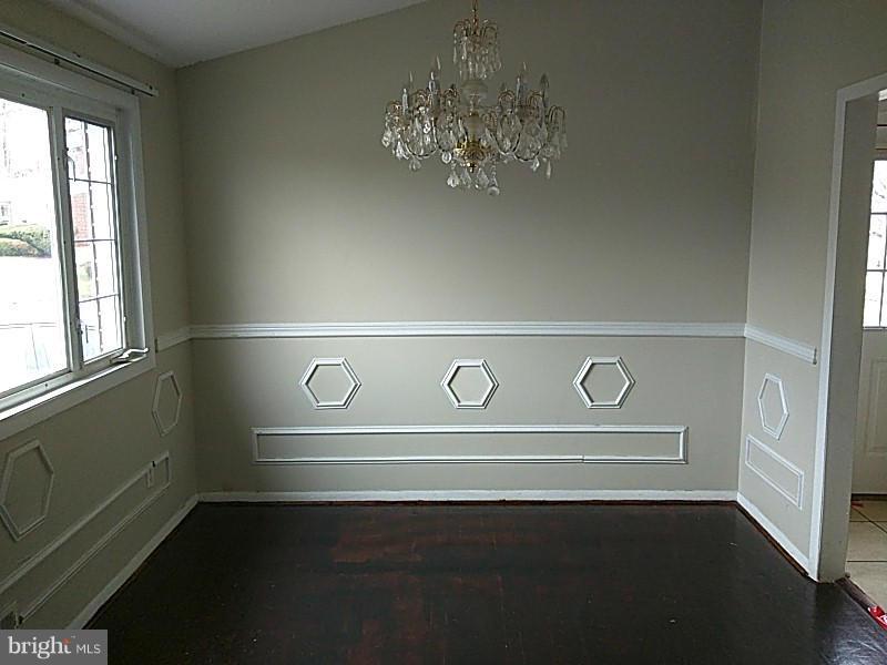 3325 Fieldview Road Baltimore, MD 21207 - Photo 6 of 30 Living Room