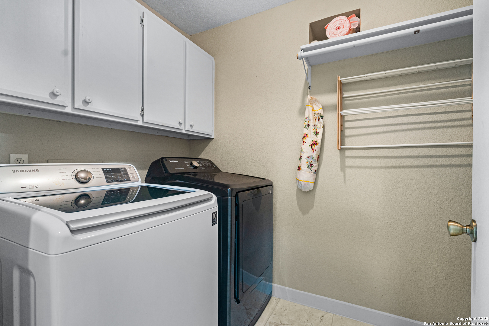 18950 Southton Road Elmendorf, TX 78112 - Photo 10 of 16 a utility room with dryer and washer