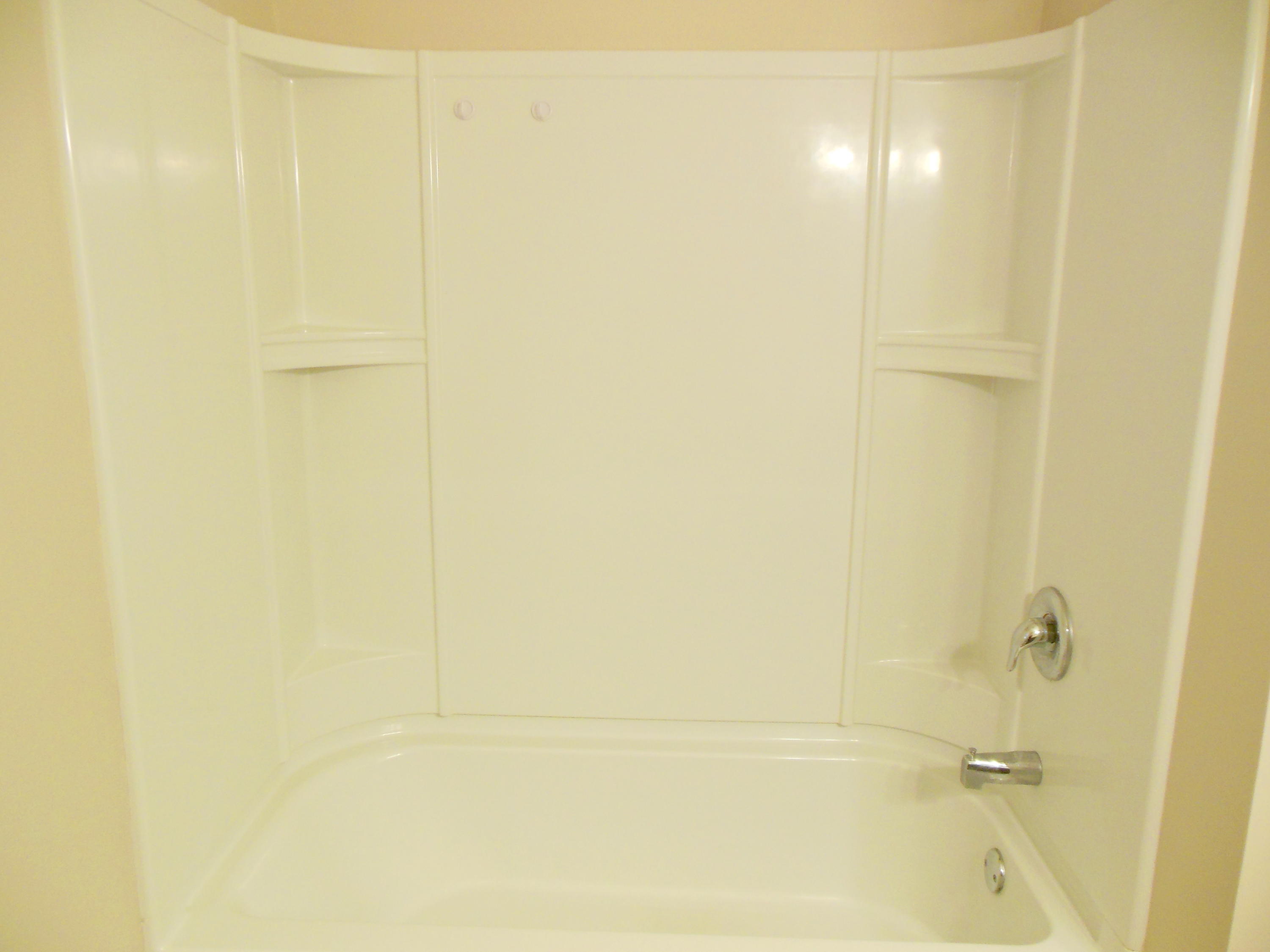 701 Riverland Road Southeast Roanoke, VA 24014 - Photo 25 of 33 a bathroom with a bathtub