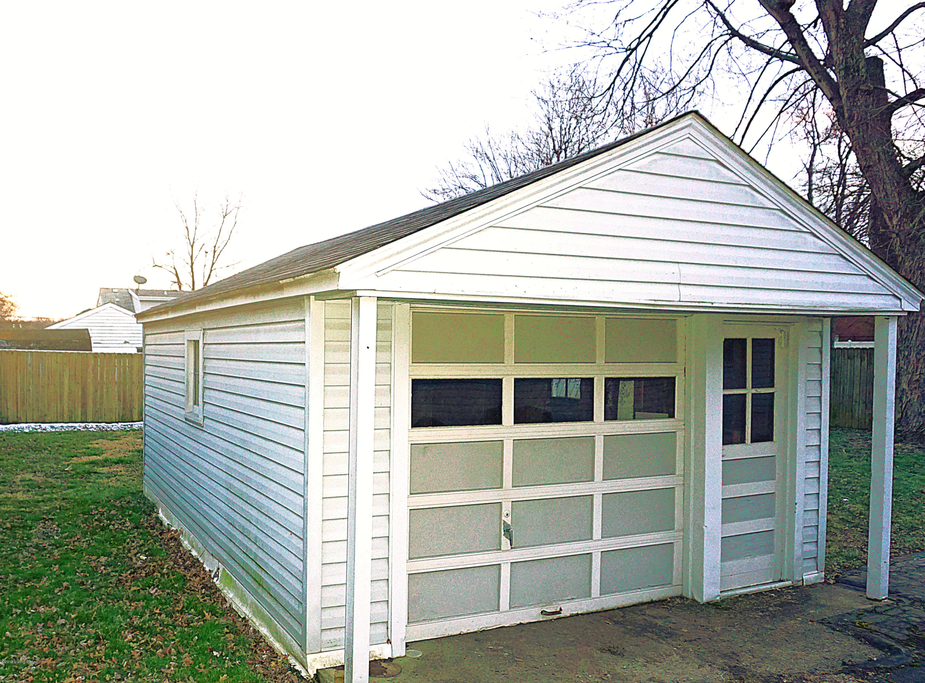 1014 Reeves Road Louisville, KY 40219 - Photo 3 of 18 Side of Garage