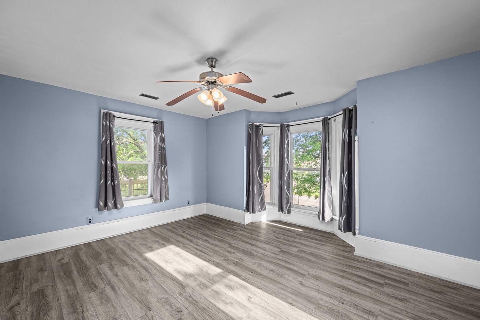200 West Locust Street Cambridge, IL 61238 - Photo 31 of 32 a view of empty room with wooden floor and fan