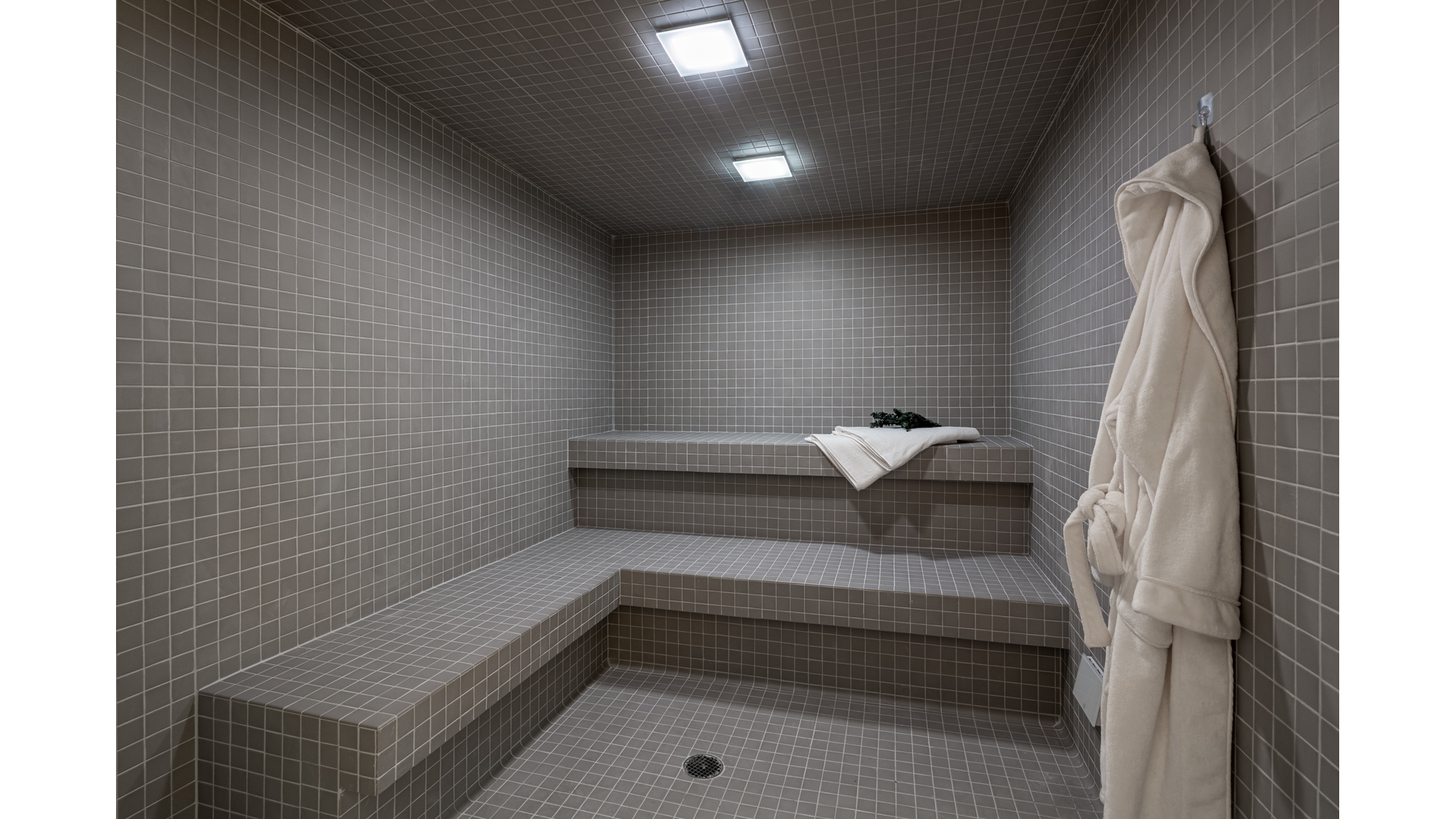 30 Front Street, Unit 19B Brooklyn, NY 11201 - Photo 26 of 36 a bathroom with a bathtub