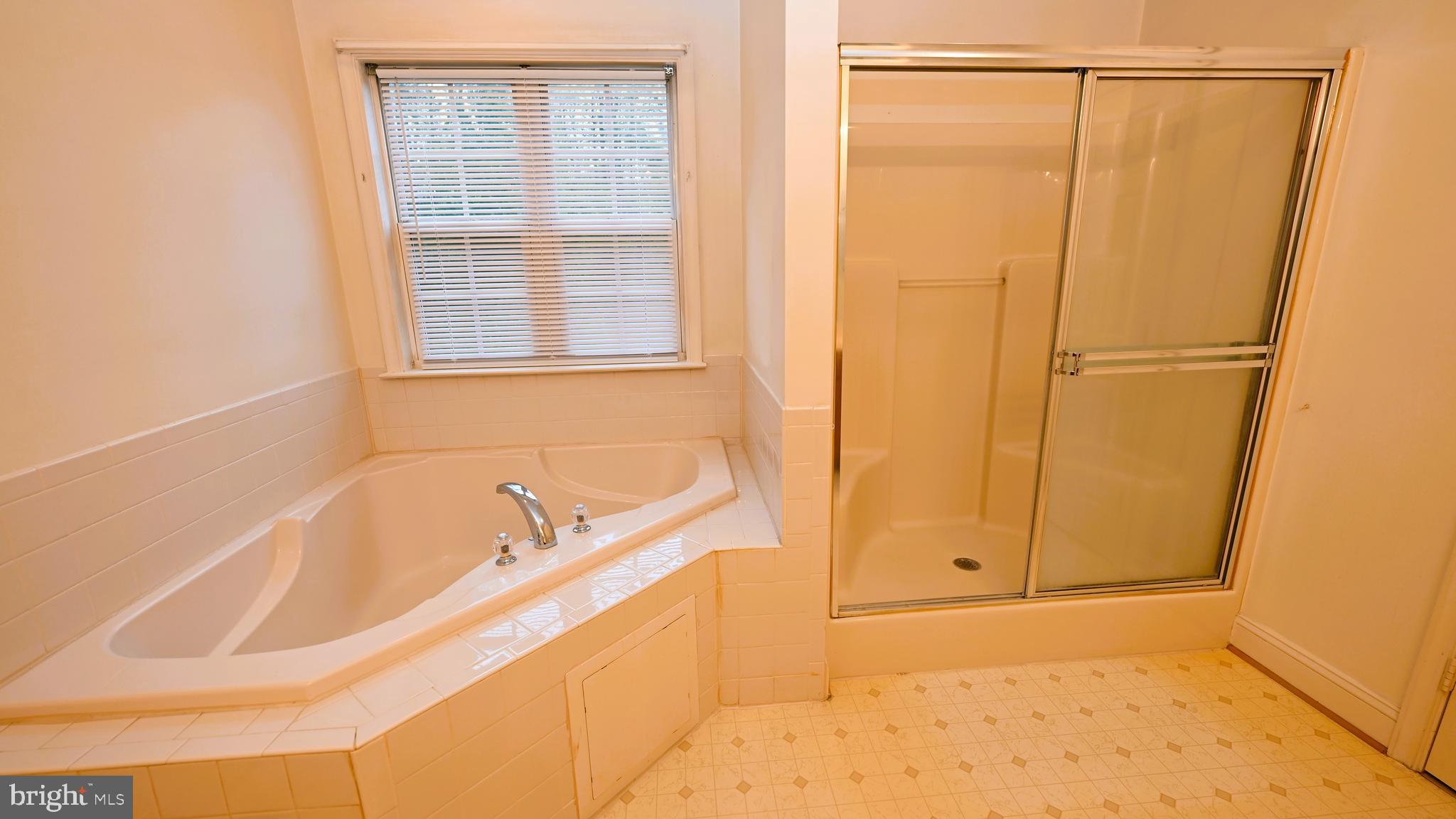 11258 Wildmeadows Street Waldorf, MD 20601 - Photo 16 of 33 a bathroom with a bathtub