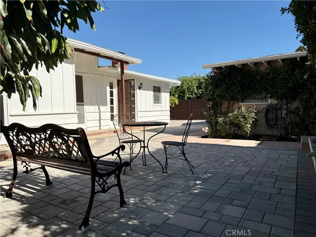 $5,800 | 22346 Burbank Boulevard, Woodland Hills, CA 91367