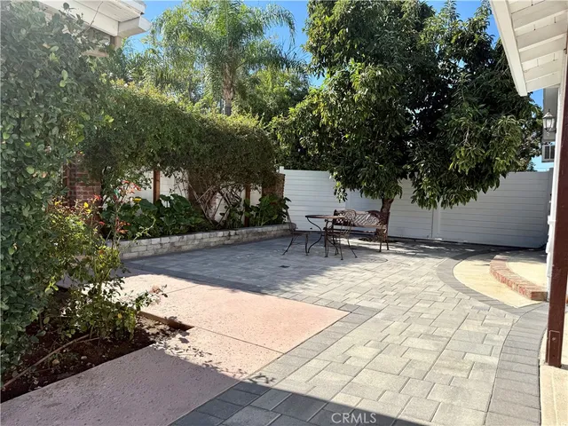 $5,800 | 22346 Burbank Boulevard, Woodland Hills, CA 91367