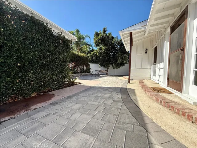 $5,800 | 22346 Burbank Boulevard, Woodland Hills, CA 91367