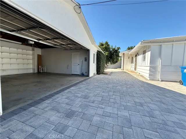 $5,800 | 22346 Burbank Boulevard, Woodland Hills, CA 91367