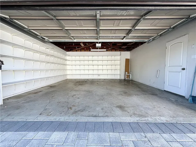 $5,800 | 22346 Burbank Boulevard, Woodland Hills, CA 91367