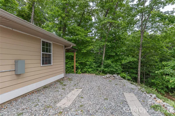 a view of a backyard