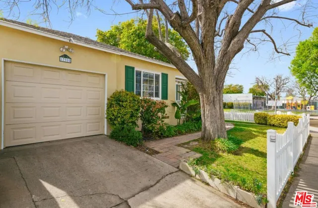 a view of a back yard of the house