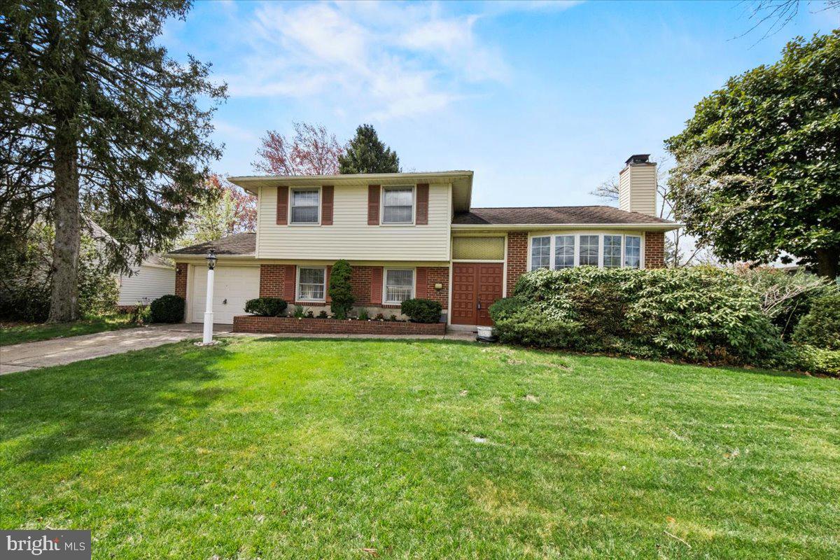 a view of a house with backyard porch and garden