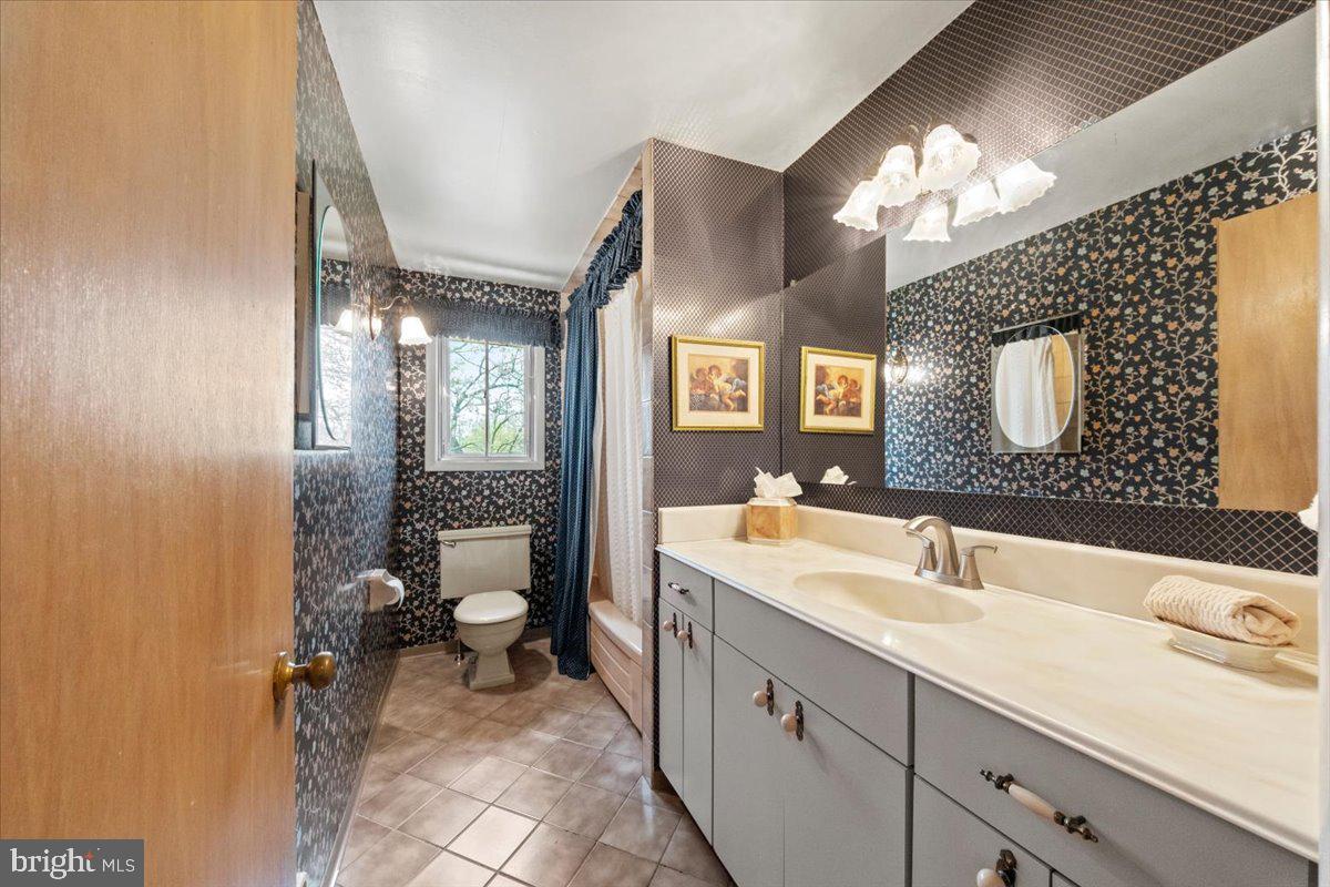 12 Green Tree Road Stratford, NJ 08084 - Photo 20 of 33 a spacious bathroom with a double vanity sink and a mirror