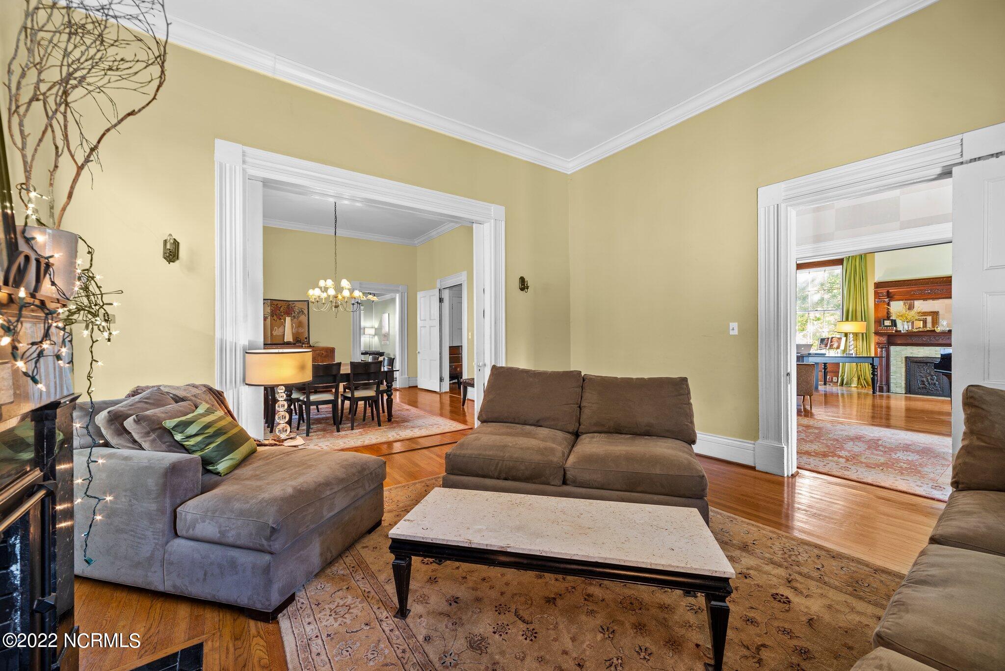 626 West Main Street Washington, NC 27889 - Photo 11 of 65 Living room