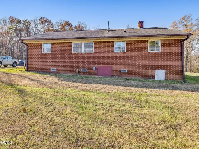 a view of a house with a backyard
