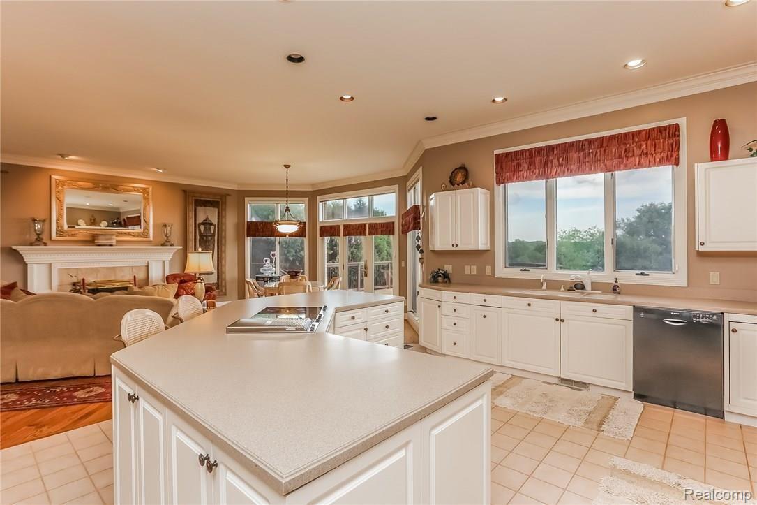 4815 Sheldon Road Rochester, MI 48306 - Photo 18 of 83 028-Kitchen-3129685-medium.jpg