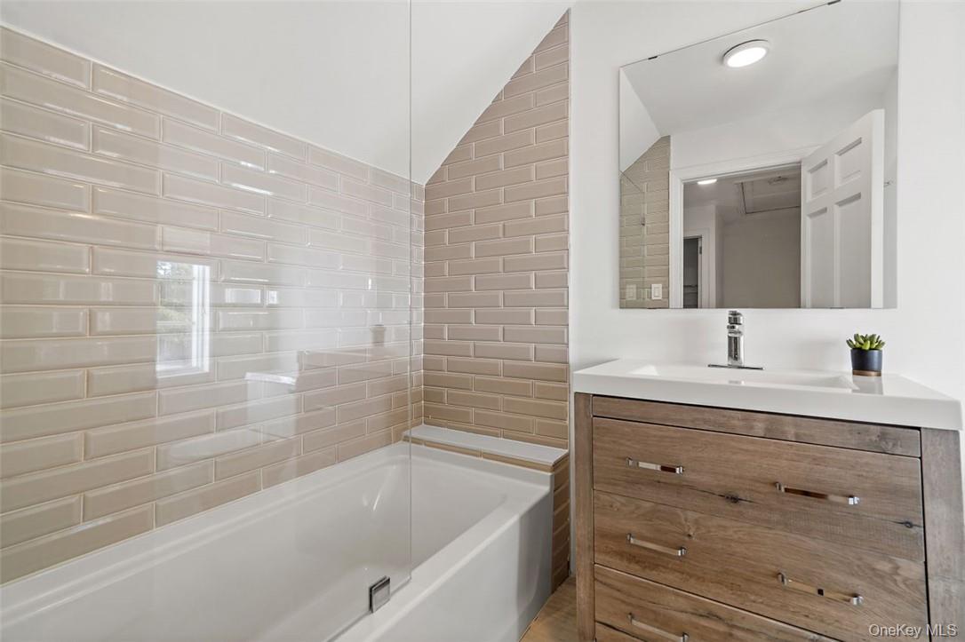 246 Mamaroneck Road Scarsdale, NY 10583 - Photo 24 of 35 Hall bath