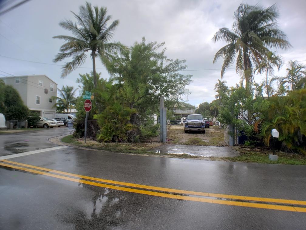 402 Big Pine Road Key Largo, FL 33037 - Photo 7 of 15 Front Gate