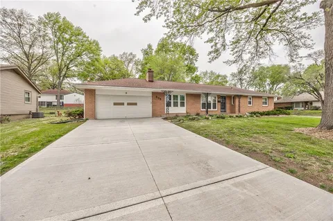 $220,000 | 808 North Apache Drive, Independence, MO 64056