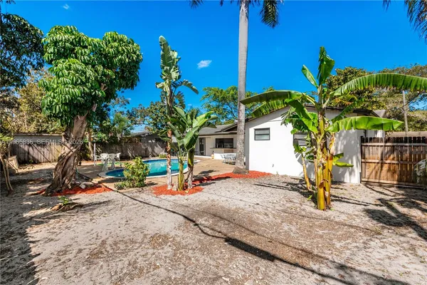 $630,000 | 120 Northeast 175th Street, Miami, FL 33162