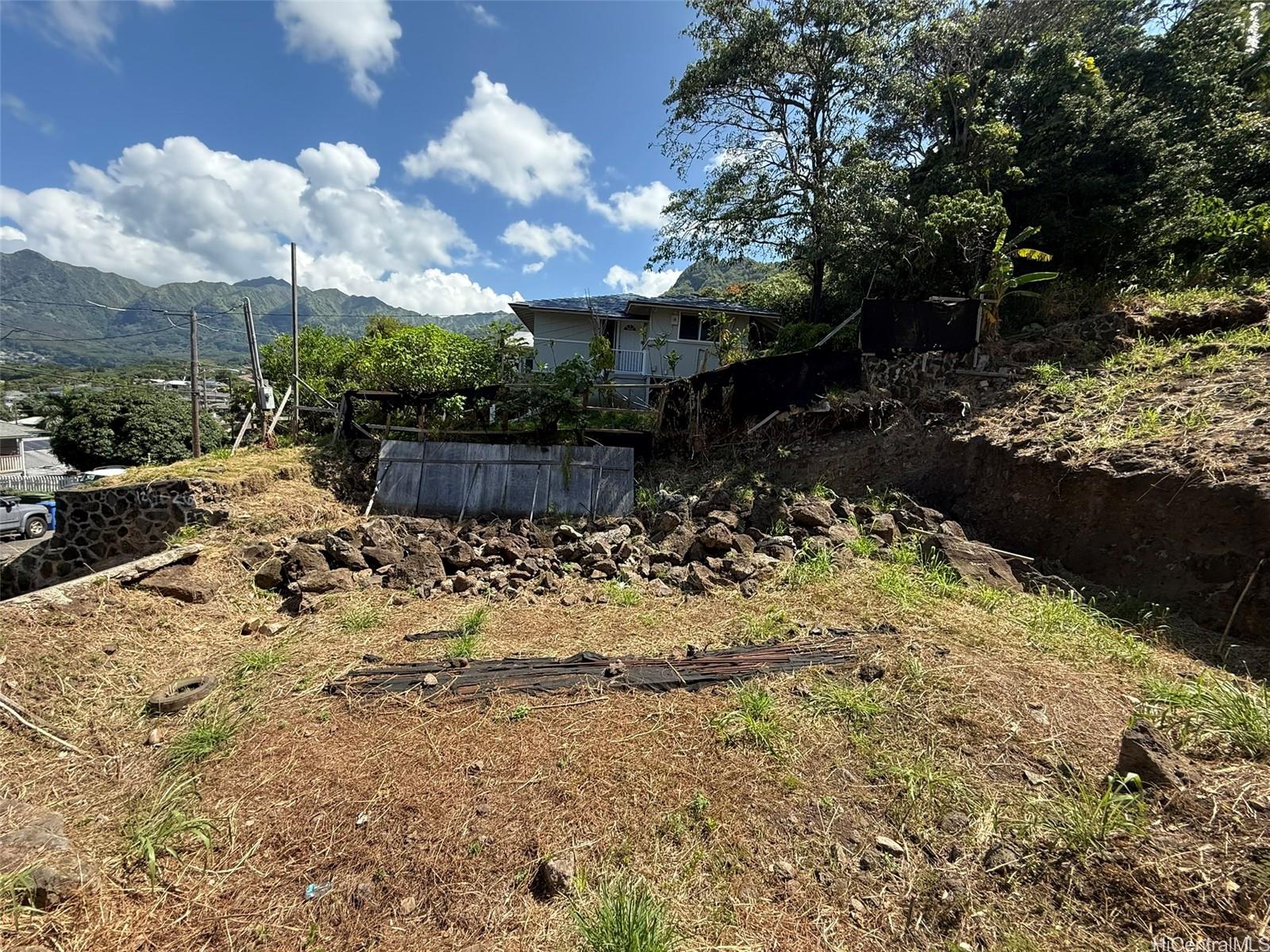 3059 Woolsey Place Honolulu, HI 96822 - Photo 8 of 18 a view of a backyard of the house