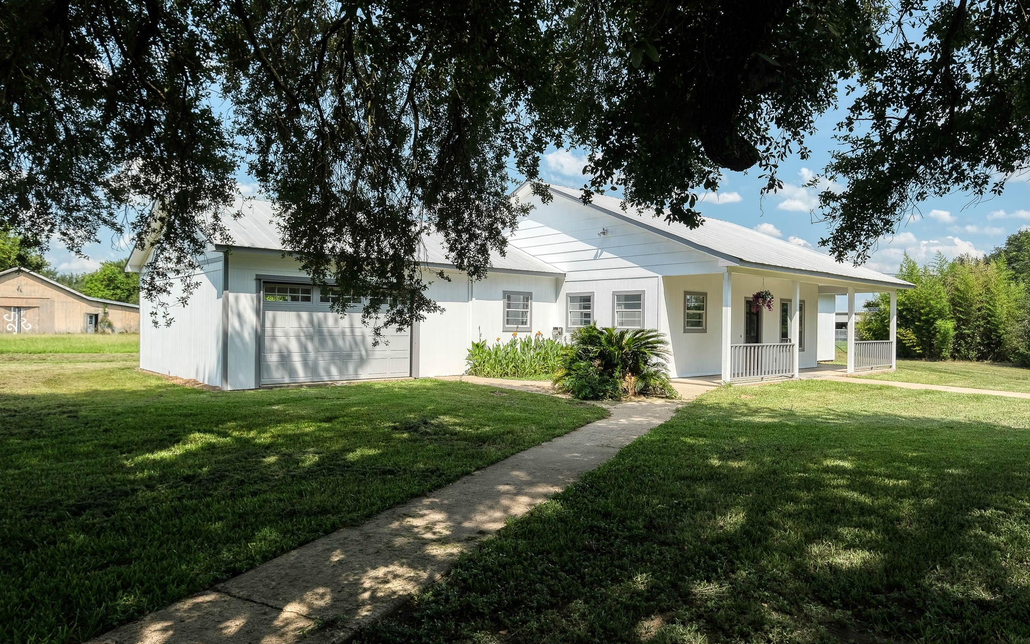 20515 Kickapoo Road Waller, TX 77484 - Photo 4 of 50 a front view of a house with a yard and garden