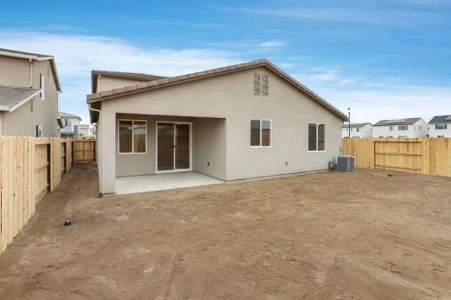 a view of an house with backyard