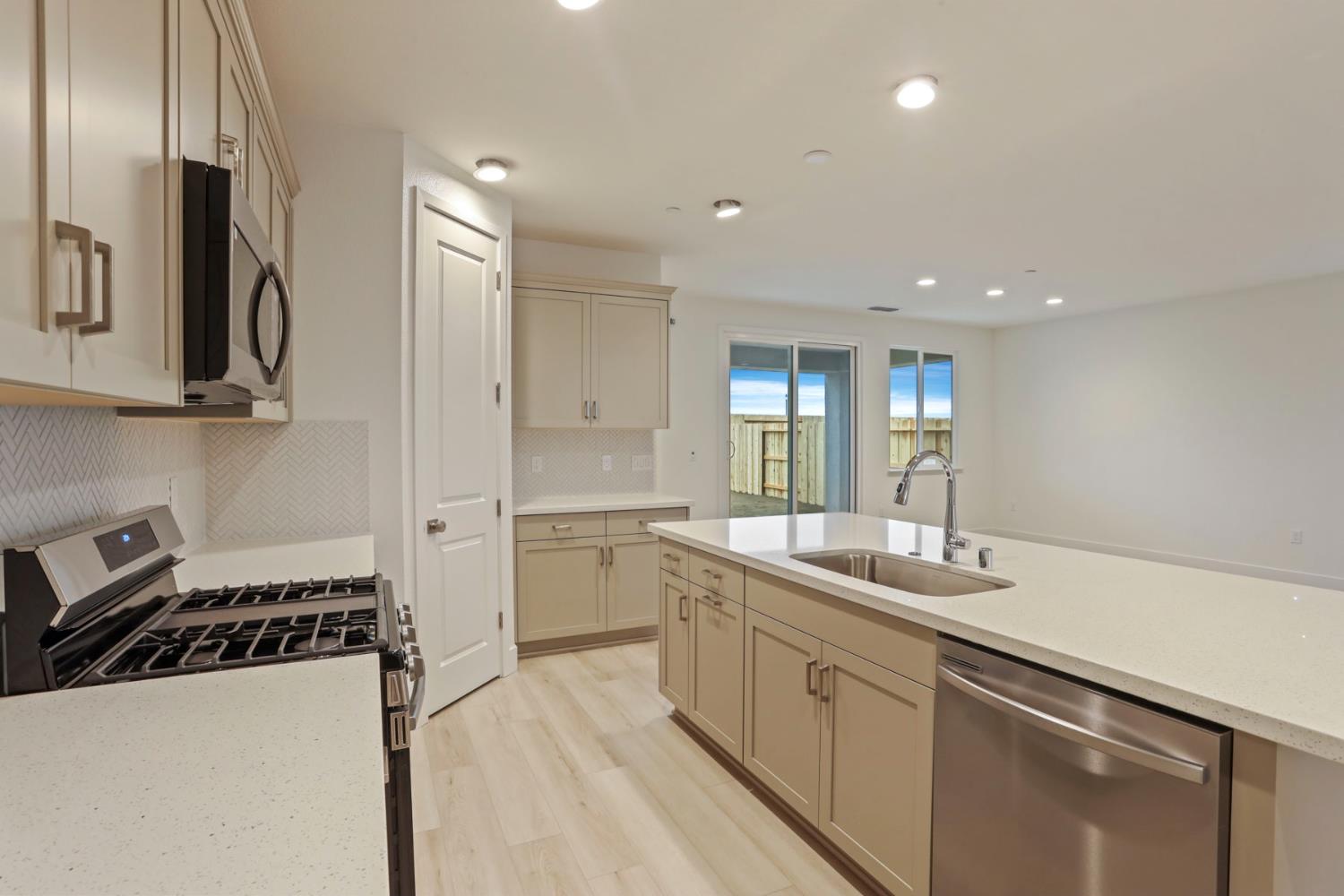 2182 Silk Avenue Manteca, CA 95337 - Photo 8 of 29 Gas range