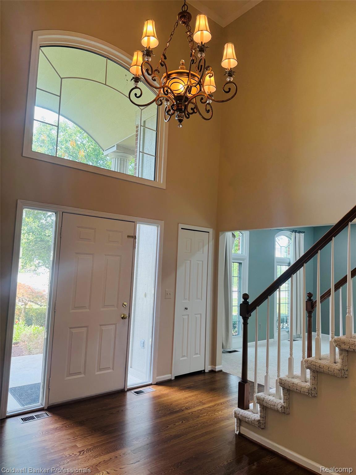 171 Millstone Road Troy, MI 48084 - Photo 6 of 39 Large entry with hardwood floors
