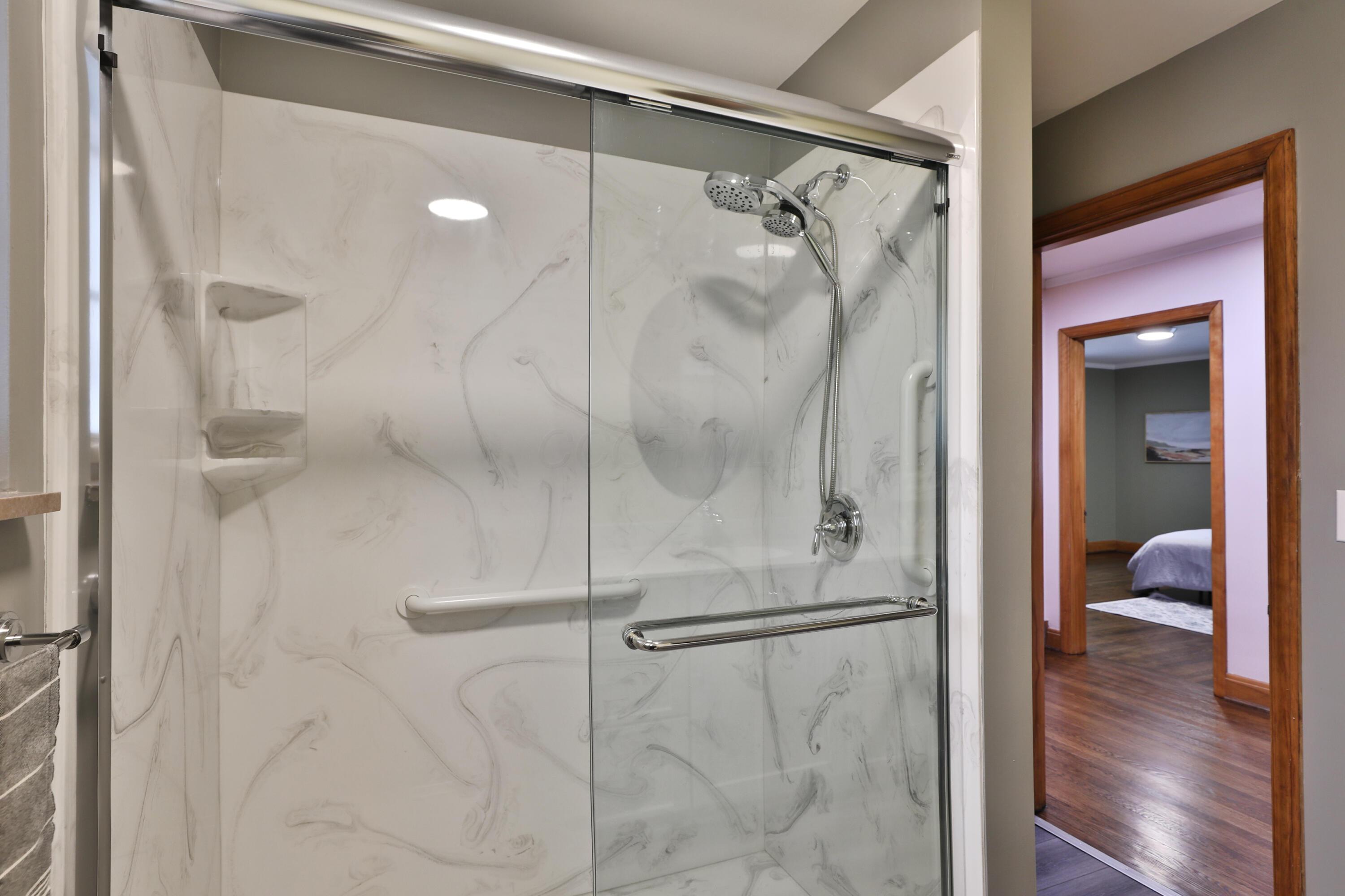 2620 Wellesley Road Columbus, OH 43209 - Photo 10 of 32 Hall Bathroom