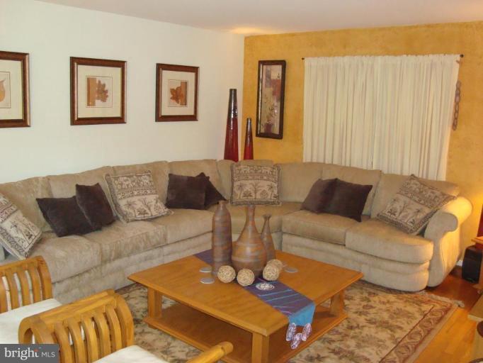 9000 Jones Mill Road Chevy Chase, MD 20815 - Photo 4 of 24 Living Room