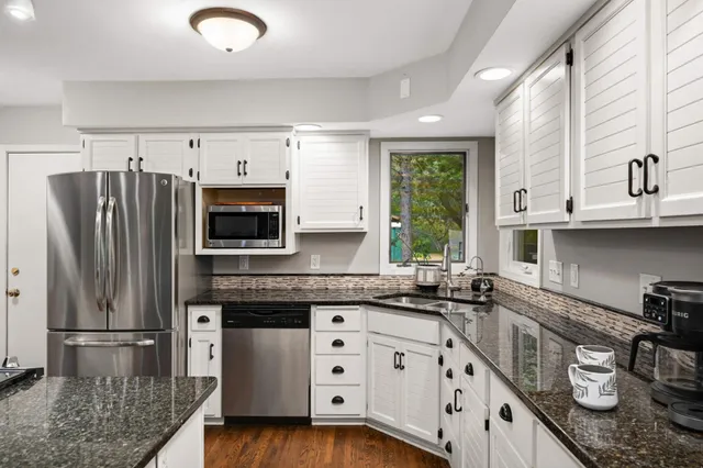 $720,000 | 19635 Hillside Street, Deephaven, MN 55331