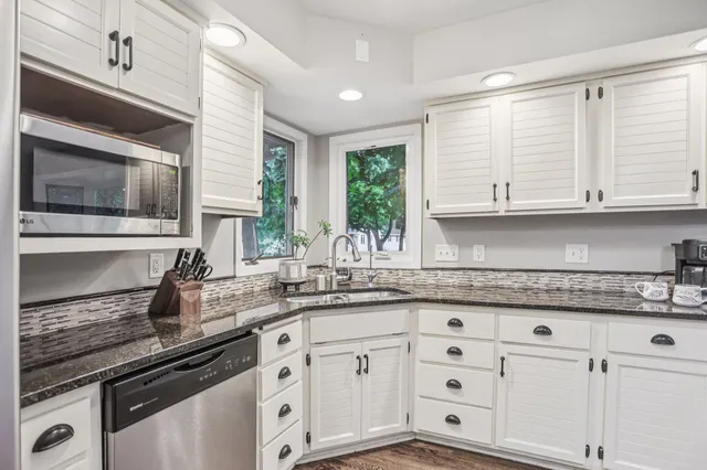 $720,000 | 19635 Hillside Street, Deephaven, MN 55331