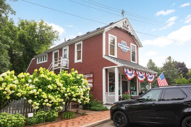 $720,000 | 19635 Hillside Street, Deephaven, MN 55331