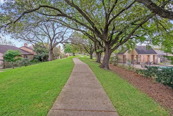 $1,250 | 8583 Wilcrest Drive, Houston, TX 77099