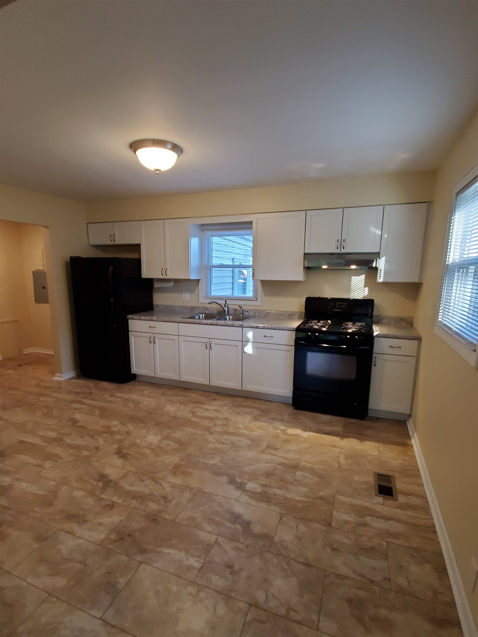 2428 Beineke Road Fort Wayne, IN 46808 - Photo 3 of 28