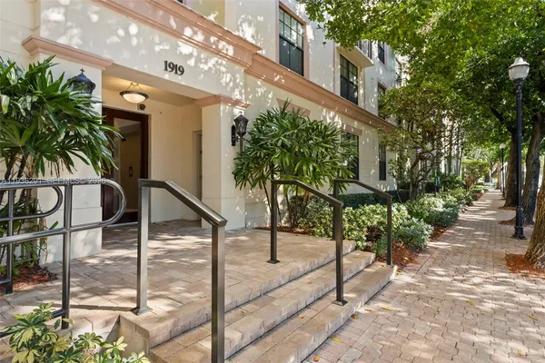 $2,400 | 1919 Van Buren Street, Unit 418A, Hollywood, FL 33020