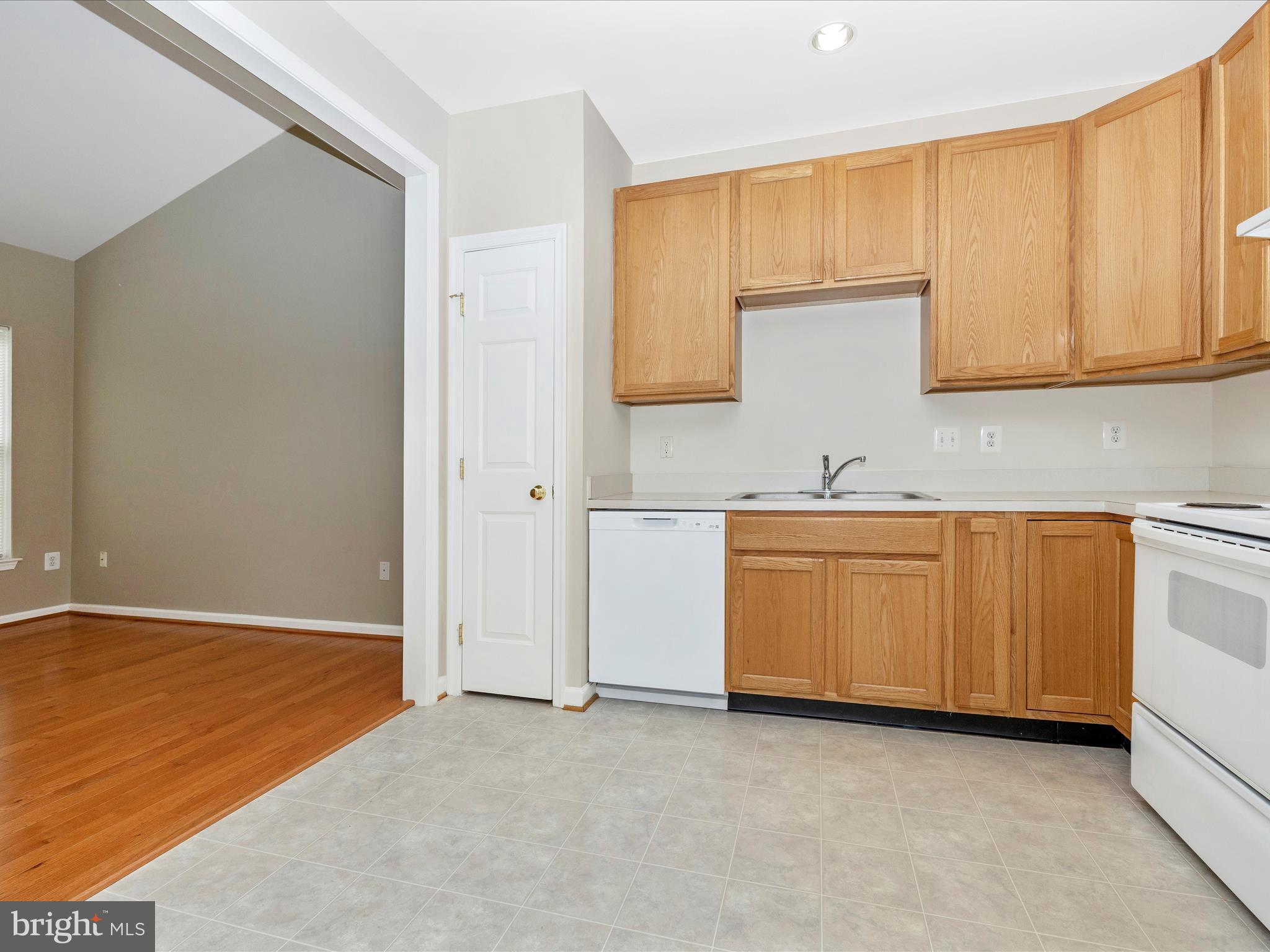 1828 Country Run Way Frederick, MD 21702 - Photo 12 of 58 Kitchen